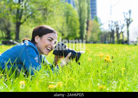 Mädchen Fotograf Bilder aufnehmen auf Natur Blumen Stockfoto