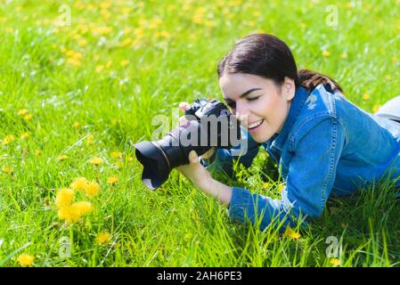 Mädchen Fotograf Bilder aufnehmen auf Natur Blumen Stockfoto