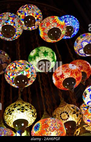 Türkische Lampe oder marokkanische Laterne, im orientalischen Stil, dekorative Lampen bei Store, in Global Village, Dubai, Vereinigte Arabische Emirate Stockfoto