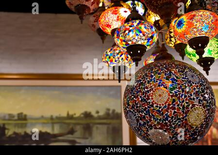 Türkische Lampe oder marokkanische Laterne, im orientalischen Stil, dekorative Lampen bei Store, in Global Village, Dubai, Vereinigte Arabische Emirate Stockfoto
