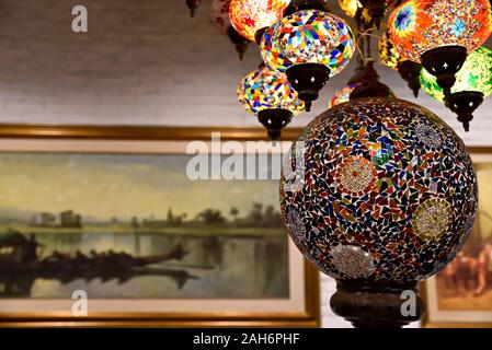 Türkische Lampe oder marokkanische Laterne, im orientalischen Stil, dekorative Lampen bei Store, in Global Village, Dubai, Vereinigte Arabische Emirate Stockfoto