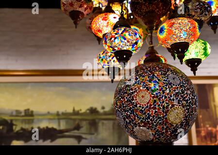 Türkische Lampe oder marokkanische Laterne, im orientalischen Stil, dekorative Lampen bei Store, in Global Village, Dubai, Vereinigte Arabische Emirate Stockfoto