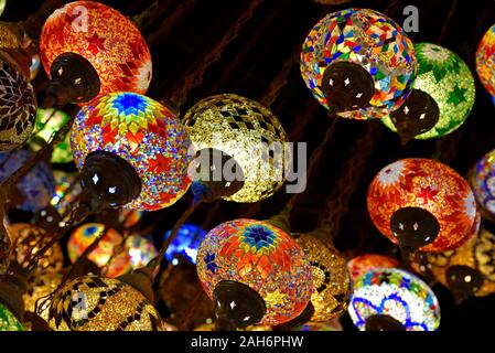 Türkische Lampe oder marokkanische Laterne, im orientalischen Stil, dekorative Lampen bei Store, in Global Village, Dubai, Vereinigte Arabische Emirate Stockfoto