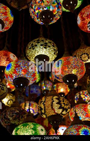 Türkische Lampe oder marokkanische Laterne, im orientalischen Stil, dekorative Lampen bei Store, in Global Village, Dubai, Vereinigte Arabische Emirate Stockfoto