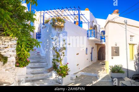 Enge Nachbarschaft Straßen und Gebäude in der alten traditionellen Dorf Tripotamos, Tinos, Griechenland. Stockfoto