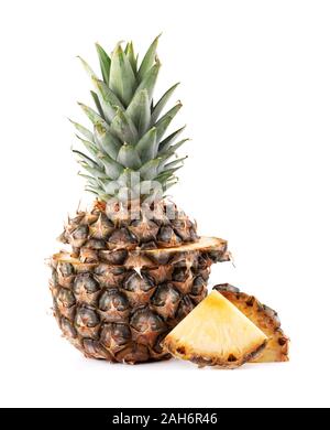 Ananas, isoliert. Eine ganze Ananas mit grünen Blättern, die isoliert auf weißem Hintergrund mit Beschneidungspfad Stockfoto