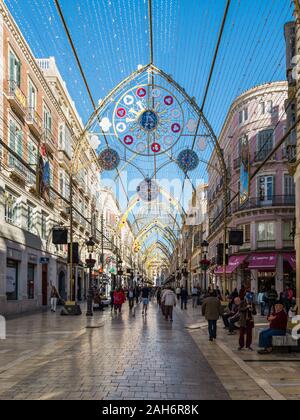 Malaga, Spanien - Dezember 4, 2018: Die Menschen laufen Sie entlang der Fußgängerzone Calle Larios für Weihnachten in der Innenstadt von Malaga, Andalusien, Spanien eingerichtet. Stockfoto