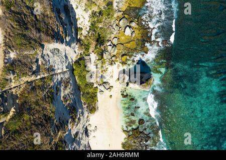 Ansicht von oben, atemberaubenden Blick auf die wunderschöne Diamond Beach gebadet vom türkisfarbenen Meer. Stockfoto