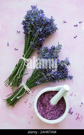 Frische Blumen von Lavendel Strauß auf einem Rosa konkreten Hintergrund Stockfoto