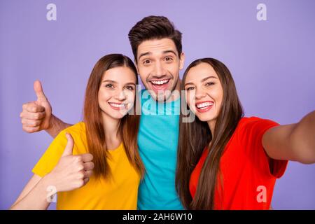 Nahaufnahme Foto Portrait von einem lustigen funky in blauen Outfit Crazy Boy geben, Finger und zwei nette Süße schöne Damen Spaß Zeit isoliert Vio Stockfoto