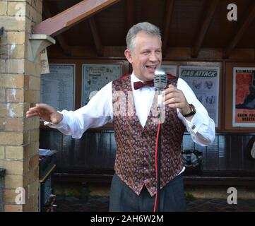 Sänger der 40er Jahre, der auf der Severn Valley Railway auftrat, an einem Wochenende in den 40er Jahren, Shropshire, Großbritannien Stockfoto