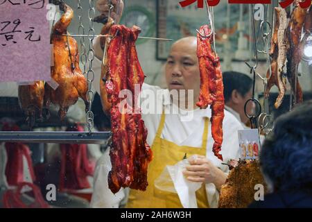 Fleisch hängt am Fleisch Schaufenster in San Francisco Chinatown, Vereinigte Staaten von Amerika Stockfoto