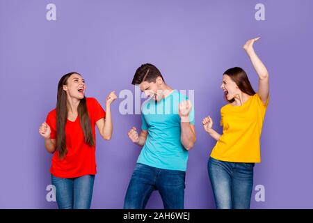 Portrait von Nizza attraktive Bezaubernd, charmantes, Heiter Heiter sorglos Sorglos überglücklich Kerle, tragen bunte t-shirts jeans Spaß Veranstaltung kostenlos Ti Stockfoto