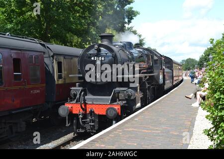 Dampfzug auf den Severn Valley Railway, während der 1940er Jahre Wochenende, Shropshire, Großbritannien Stockfoto