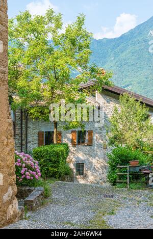 Das malerische Dorf Canale di Tenno, in der Provinz Trient, Trentino Alto Adige, Italien. Stockfoto