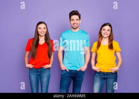 Portrait von hübsche attraktive schön Heiter Heiter zuversichtlich Inhalt, Jungs tragen bunte t-shirts halten sich an den Händen in den Taschen über vi isoliert Stockfoto