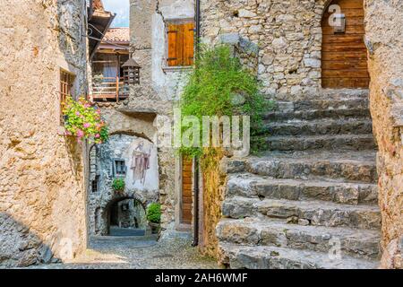 Das malerische Dorf Canale di Tenno, in der Provinz Trient, Trentino Alto Adige, Italien. Stockfoto