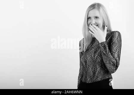 Junge schöne Frau mit blondem Haar vor weißem Hintergrund Stockfoto