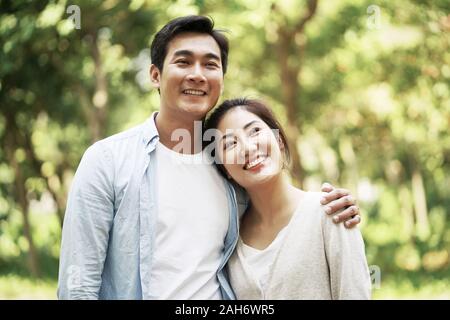 Lieben jungen asiatischen Paar Entspannung im Freien in Park Stockfoto