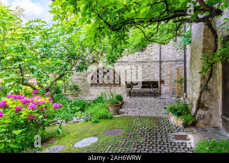 Das malerische Dorf Canale di Tenno, in der Provinz Trient, Trentino Alto Adige, Italien. Stockfoto