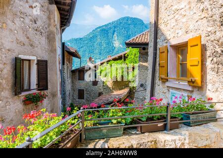Das malerische Dorf Canale di Tenno, in der Provinz Trient, Trentino Alto Adige, Italien. Stockfoto