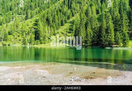 Idyllische Landschaft am Lago Nambino, in der Nähe von Madonna di Campiglio. Provinz Trient, Trentino Alto Adige, Norditalien. Stockfoto