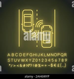 Autonome Autos auf der Straße Neonlicht Symbol. Fahrerlose auto Radar Sensor zur Erfassung von anderen Fahrzeugen. Selbstfahrer Automobile. Leuchtende Zeichen mit Alphabet, Stock Vektor