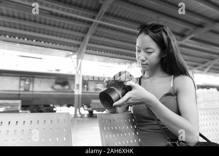 Junge schöne touristische Frau Erkundung der Stadt Bangkok. Stockfoto