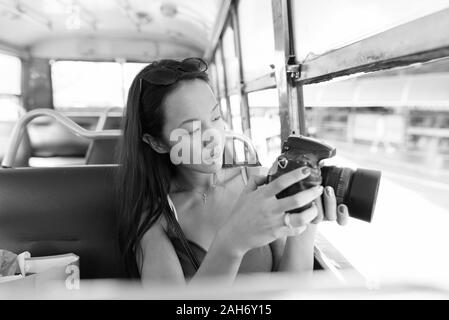 Junge schöne touristische Frau Erkundung der Stadt Bangkok. Stockfoto