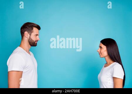 Profil Foto von nettes Paar Blick Augen schweigen Verschleiß casual Outfit, isolierte blauer Hintergrund Stockfoto