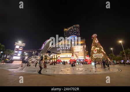 PATTAYA, THAILAND - Dezember 25, 2019: Menschen für Jahreszeiten Gruß vor Terminal 21 Shopping Center mit großen Santa Claus Doll genießen Stockfoto