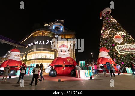 PATTAYA, THAILAND - Dezember 25, 2019: Menschen für Jahreszeiten Gruß vor Terminal 21 Shopping Center mit großen Santa Claus Doll genießen Stockfoto