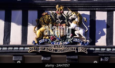 Das königliche Wappen auf der Vorderseite eines alten Fachwerkhauses in Tewkesbury, ein Cotswolds Markt Stadt, in Gloucestershire im Vereinigten Königreich. Stockfoto