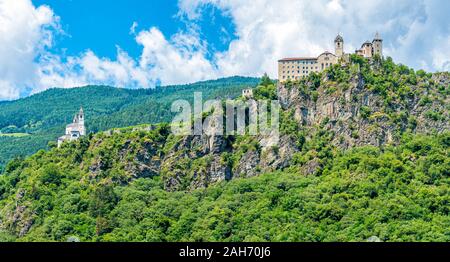 Idyllischer Weg zum Kloster Säben in Klausen, Provinz Bozen, Trentino Alto Adige, Italien. Stockfoto