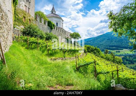 Idyllischer Weg zum Kloster Säben in Klausen, Provinz Bozen, Trentino Alto Adige, Italien. Stockfoto