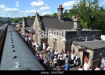 Züge bei Bridgnorth Station auf dem Severn Valley Railway, während der 1940er Jahre Wochenende, Shropshire, Großbritannien Stockfoto