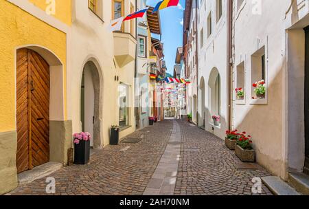 Bunte Straße in Klausen an einem Sommertag, malerische Stadt in der Provinz Bozen. Trentino Alto Adige, Italien. Stockfoto