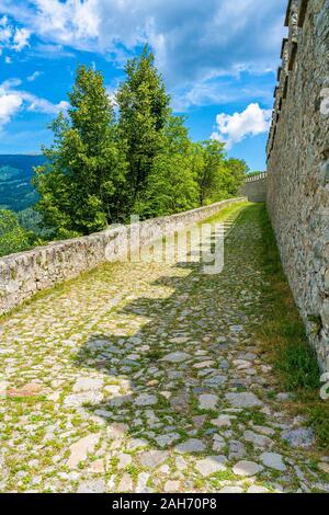 Idyllischer Weg zum Kloster Säben in Klausen, Provinz Bozen, Trentino Alto Adige, Italien. Stockfoto