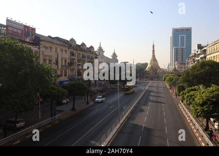 YANGON/MYANMAR - 25 Dez, 2019: Straße in der Stadt, Sule Pagode, Yangon Stockfoto