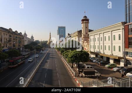 YANGON/MYANMAR - 25 Dez, 2019: Straße in der Stadt, Sule Pagode, Yangon Stockfoto