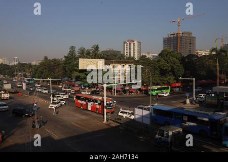 YANGON/MYANMAR - 25 Dez, 2019: Straße in der Stadt, Sule Pagode, Yangon Stockfoto