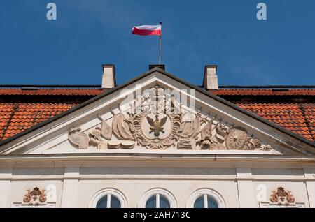 Radziwiłł's Palace in Nieborów Gebäude detail vor dem Eingang, eagle Symbol und Polnische Flagge, Außenansicht in Polen, Europa, besuchen. Stockfoto