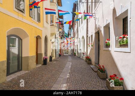 Bunte Straße in Klausen an einem Sommertag, malerische Stadt in der Provinz Bozen. Trentino Alto Adige, Italien. Stockfoto