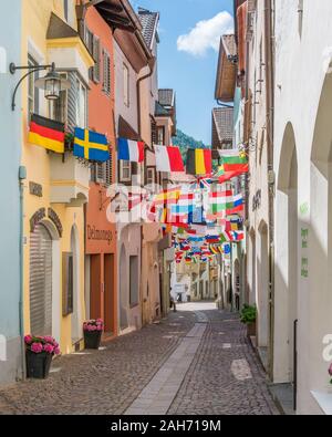 Bunte Straße in Klausen an einem Sommertag, malerische Stadt in der Provinz Bozen. Trentino Alto Adige, Italien. Stockfoto