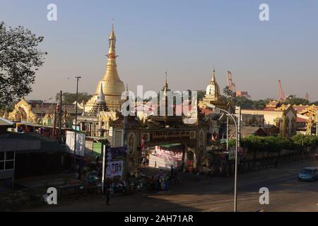 YANGON/MYANMAR - 25 Dez, 2019: Straße in der Stadt, Sule Pagode, Yangon Stockfoto