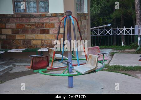 Nahaufnahme eines Merry go round aus Stahl und Kunststoff Stühle in einem Park im Elefanten fällt von Shillong, selektive Fokussierung Stockfoto