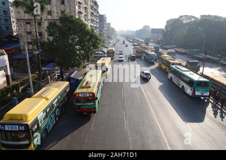 YANGON/MYANMAR - 25 Dez, 2019: Straße in der Stadt, Sule Pagode, Yangon Stockfoto