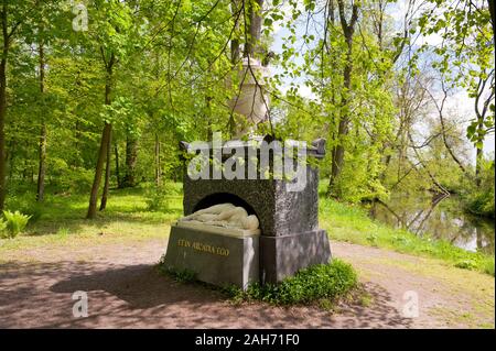 Helena Radziwiłł Grab auf Pappel Insel im Arkadia Park in der Nähe von Nieborów, Polen, Europa, Frühling, sonnigen Tag, Besuch von touristischen Destinationen, Stockfoto