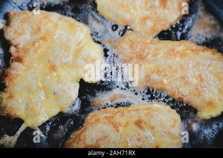 Heißes gebratenes Huhn mit einer goldenen Kruste panierte Chop Stockfoto