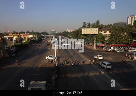 YANGON/MYANMAR - 25 Dez, 2019: Straße in der Stadt, Sule Pagode, Yangon Stockfoto